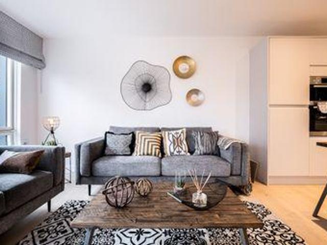 3 Bedrooms Flat for sale in 399, London NW9