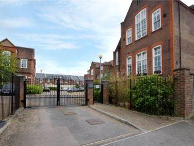 3 Bedrooms Flat for sale in College Yard, 5 Gammons Lane, Watford, Hertfordshire WD24