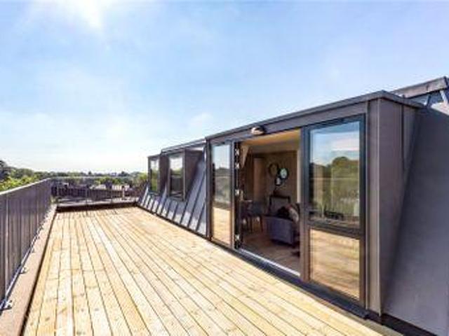 3 Bedrooms Flat for sale in Buckingham House, Buckingham Parade, The Broadway, Stanmore HA7
