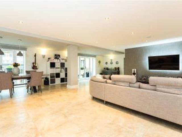 3 Bedrooms Flat for sale in King Edward House, King Edward Place, Bushey WD23