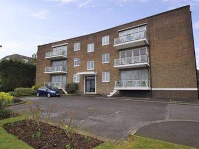 3 Bedrooms Flat for sale in Holmebury Close, Bushey Heath, Hertfordshire WD23