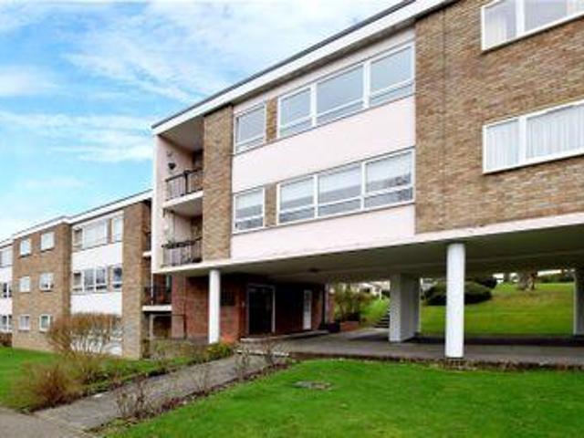 3 Bedrooms Flat for sale in Ivinghoe Road, Bushey, Hertfordshire WD23