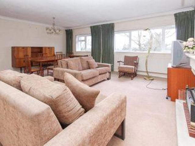 3 Bedrooms Flat for sale in Lodge Close, Edgware HA8