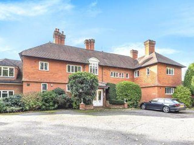 3 Bedrooms Flat for sale in Leigh Corner, Cobham KT11