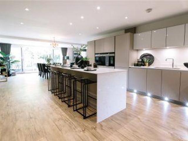 3 Bedrooms Flat for sale in South Park Crescent, Gerrards Cross, Buckinghamshire SL9