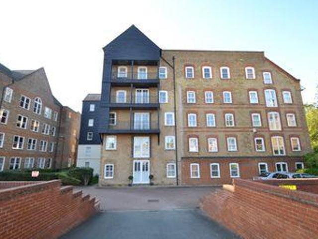 3 Bedrooms Flat for sale in Station Road, Ware SG12