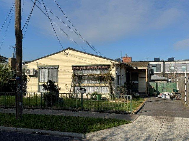 3 BEDROOMS, GREAT BACKYARD, OFFSTREET PARKING
