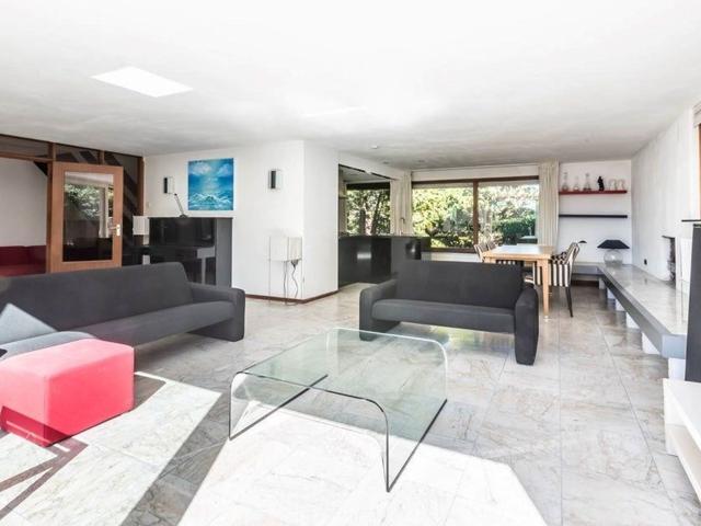 3 bedrooms Huurwoning Surface Area: 185m2