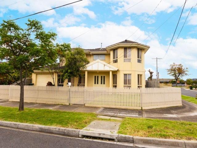 3 Bedrooms Home in St Albans!