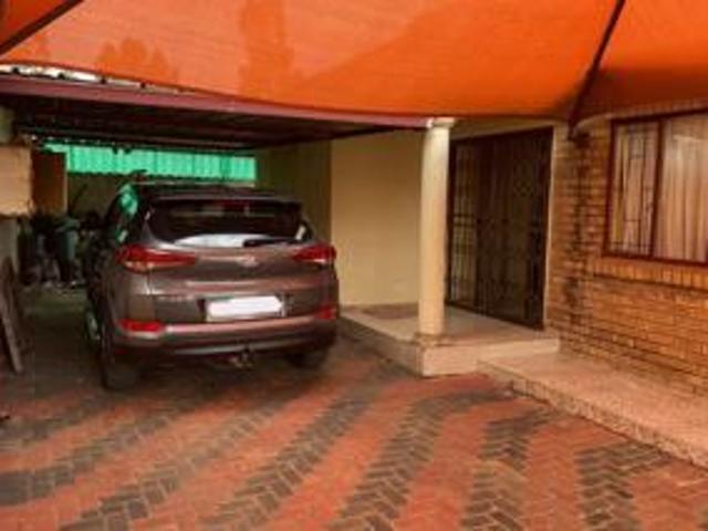 3 bedrooms house on the market in so.