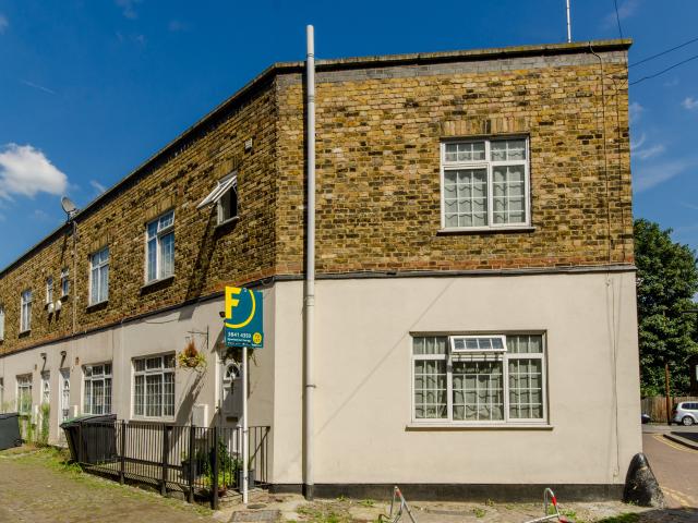 3 Bedrooms House end of terrace for Rent in Gladstone Mews | Foxtons