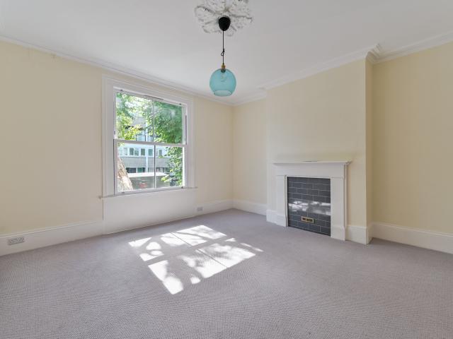 3 Bedrooms House end of terrace for Rent in St Martin's Road | Foxtons