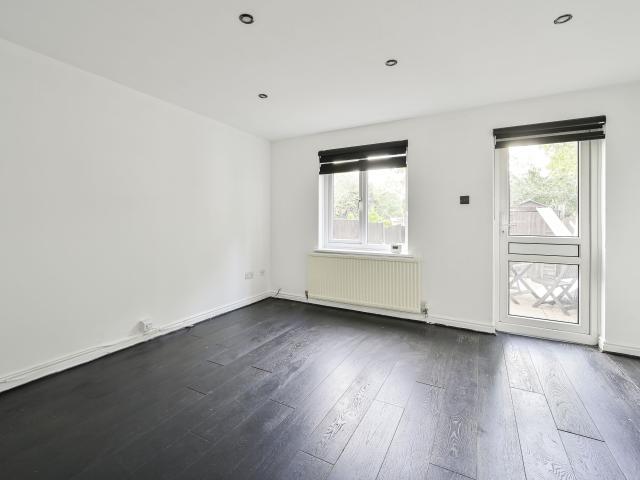 3 Bedrooms House for Rent in Jade Close | Foxtons