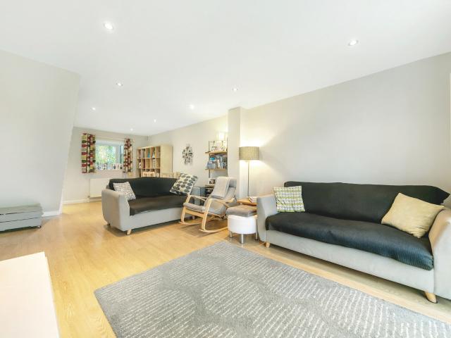 3 Bedrooms House for Rent in Linnet Mews | Foxtons