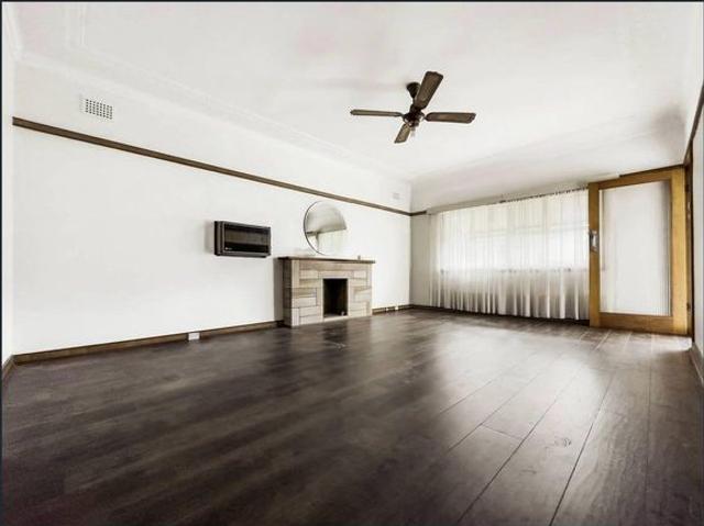 3 Bedrooms House in Primary location Available