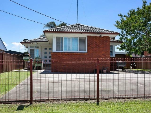 3 Bedrooms House in Prime Location