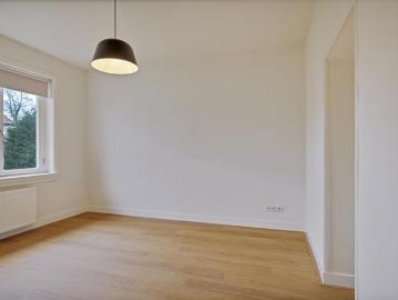 3 bedrooms House Surface Area: 139m2 Furnishings: Bare