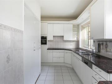 3 bedrooms House Surface Area: 219m2 Unfurnished