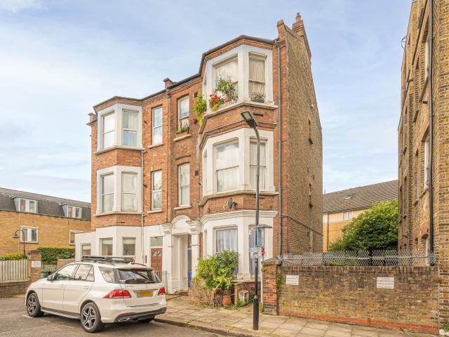 3 Bedrooms House semi detached for Rent in Rosemont Road | Foxtons
