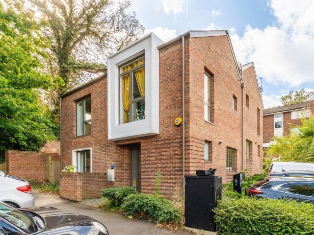 3 Bedrooms House semi detached for Rent in Ravensdale Gardens | Foxtons