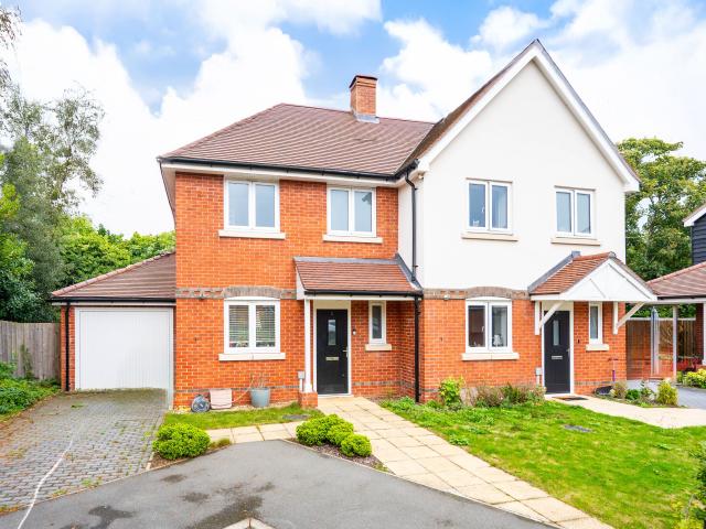 3 Bedrooms House semi detached for Rent in Victoria Mews, GU4 | Foxtons