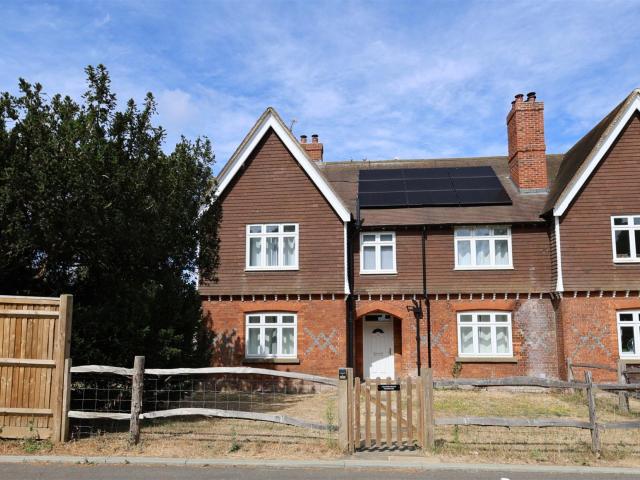 3 Bedrooms House Semi Detached To Let