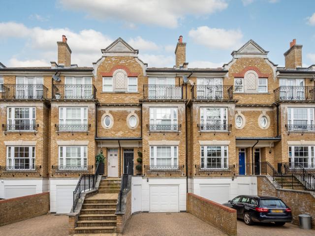 3 Bedrooms House terraced for Rent in Chapman Square | Foxtons