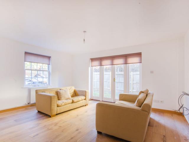 3 Bedrooms House terraced for Rent in Garford Street | Foxtons