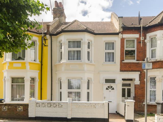 3 Bedrooms House terraced for Rent in Roundwood Road | Foxtons