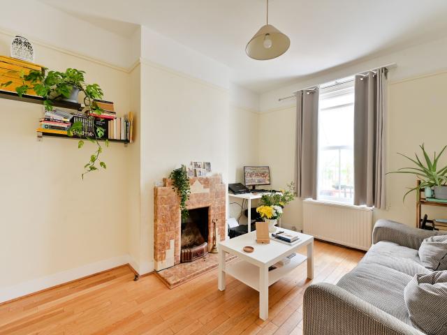 3 Bedrooms House terraced for Rent in Trewince Road | Foxtons