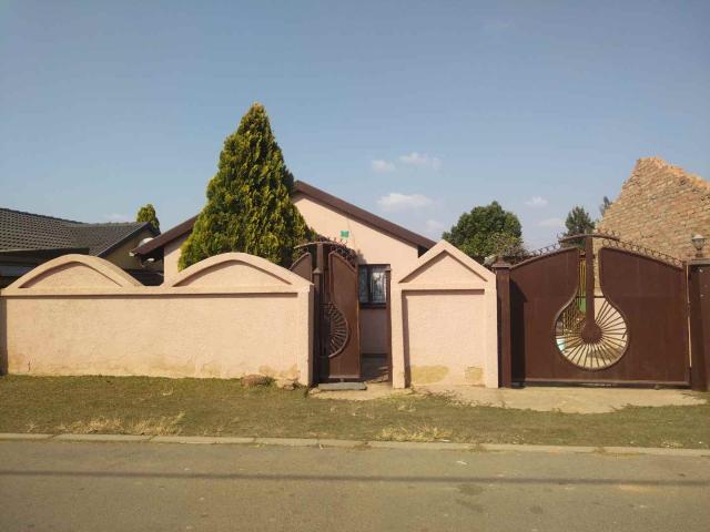 3 bedrooms house to rent in Soshanguve XX