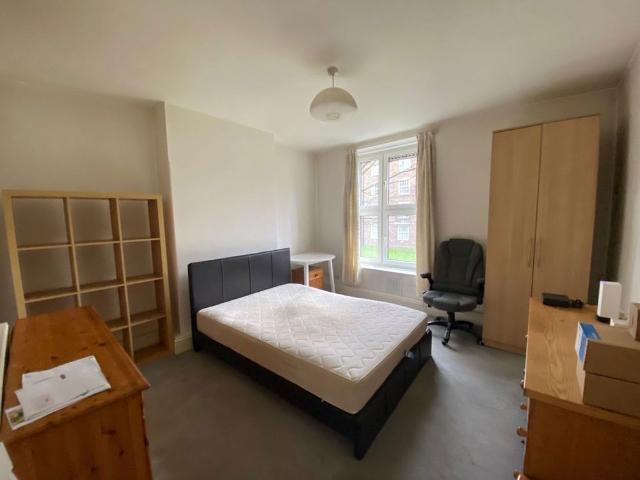 3 Bedrooms in the Heart of Wandsworth Road!