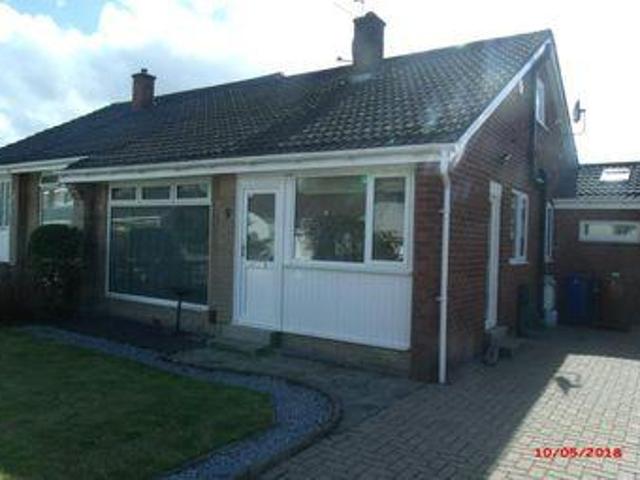 3 Bedrooms Semi detached bungalow for rent in Cleddans Crescent, Hardgate, Clydebank G81