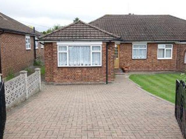 3 Bedrooms Semi detached bungalow for sale in Oaklands Avenue, Brookmans Park, Herts AL9
