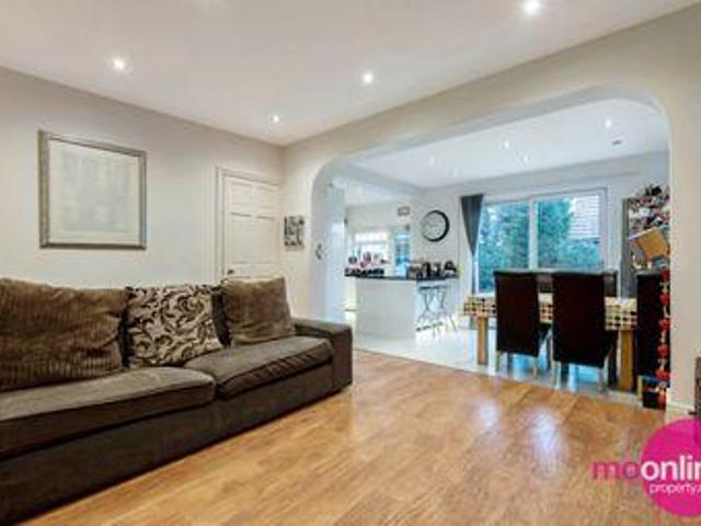 3 Bedrooms Semi detached bungalow for sale in Oundle Avenue, Bushey WD23