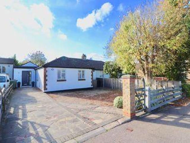 3 Bedrooms Semi detached bungalow for sale in Oundle Avenue, Bushey WD23