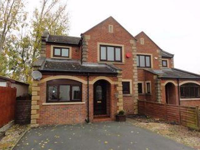 3 Bedrooms Semi detached house for rent in Garforth Court, Mirfield, West Yorkshire WF14