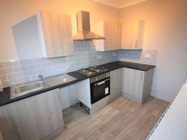 3 Bedrooms Semi detached house for rent in Knowlesly Road, Darwen BB3