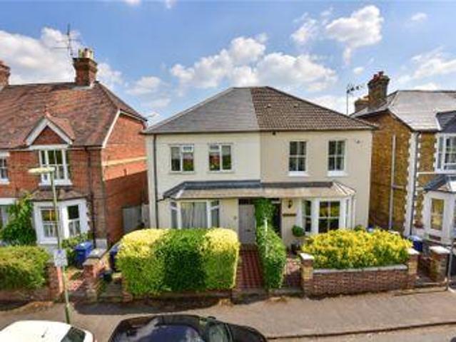 3 Bedrooms Semi detached house for sale in 9 Alfred Road, Farnham, Surrey GU9