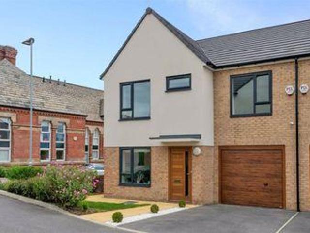 3 Bedrooms Semi detached house for sale in Ashley Green, Wortley, Leeds, West Yorkshire LS12