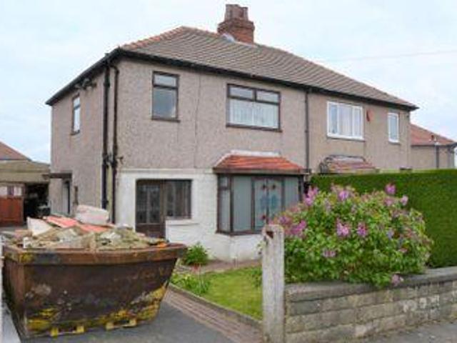 3 Bedrooms Semi detached house for sale in Burniston Drive, Oakes, Huddersfield HD3