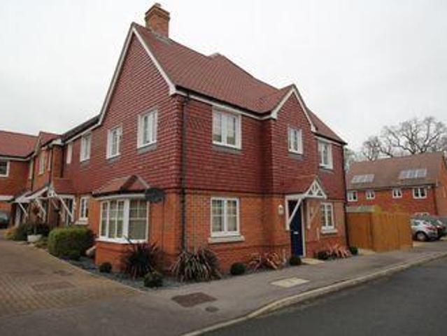 3 Bedrooms Semi detached house for sale in Garstons Way, Holybourne, Alton GU34