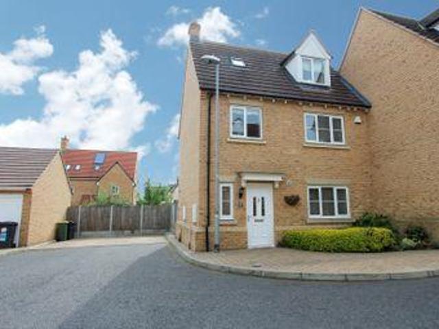 3 Bedrooms Semi detached house for sale in Gunn Close, Rayleigh, Essex SS6