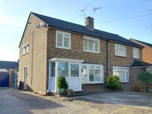 3 Bedrooms Semi detached house for sale in Oak Tree Close, Aldershot GU12