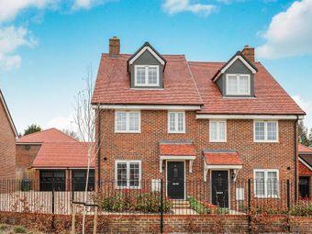 3 Bedrooms Semi detached house for sale in Ridgeway, Haywards Heath RH17