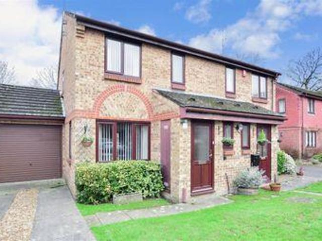 3 Bedrooms Semi detached house for sale in Walmer Close, Southwater, West Sussex RH13