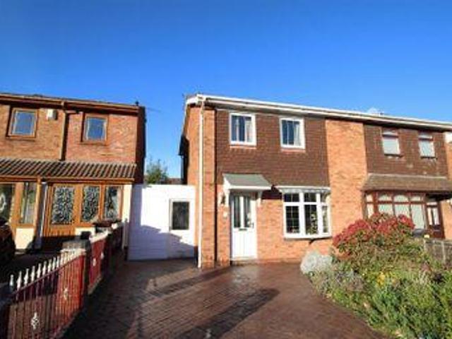3 Bedrooms Semi detached house for sale in Verwood Close, Willenhall WV13