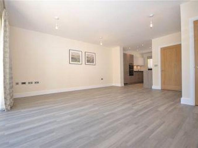 3 Bedrooms Semi detached house for sale in Victoria Place, Crowthorne, Berkshire RG45