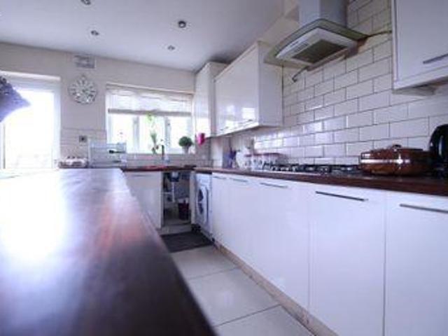 3 Bedrooms Terraced house for sale in Auckland Road, Ilford IG1