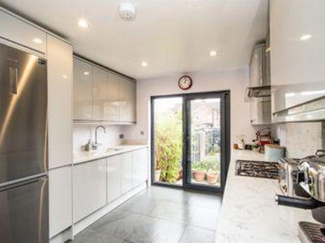 3 Bedrooms Terraced house for sale in Ashdon Road, Bushey WD23